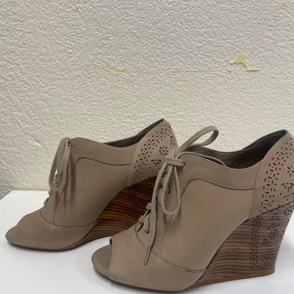 Gianni Bini tan leather wedge booties ￼size: box says 85M Fits like a 7 USA